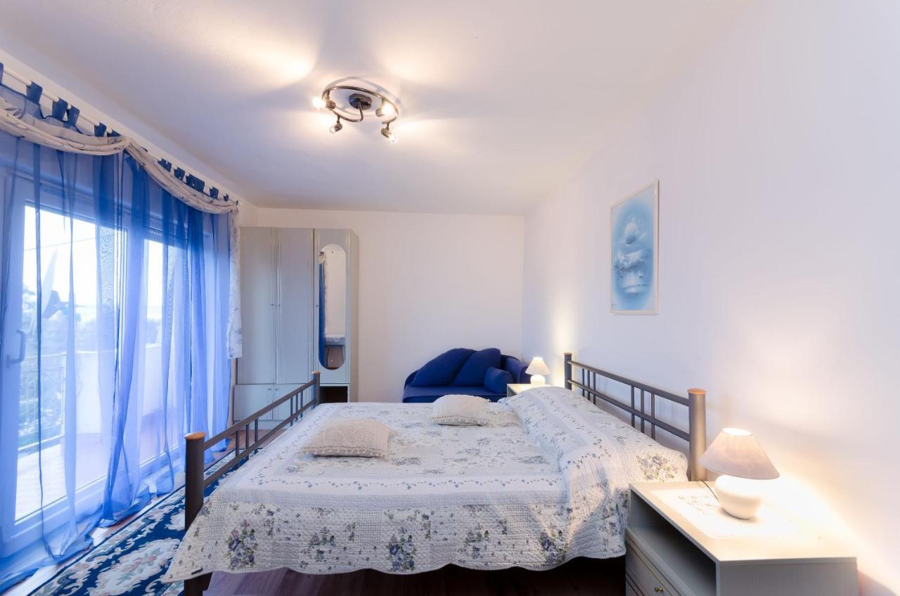 Apartments And Room Mirjana Dramalj Bagian luar foto