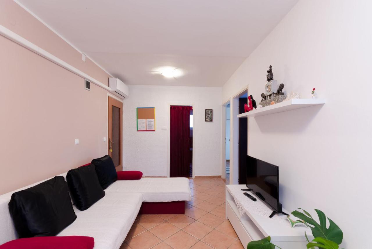 Apartments And Room Mirjana Dramalj Bagian luar foto