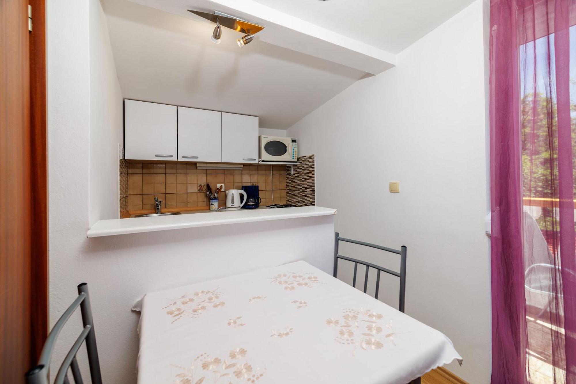 Apartments And Room Mirjana Dramalj Bagian luar foto