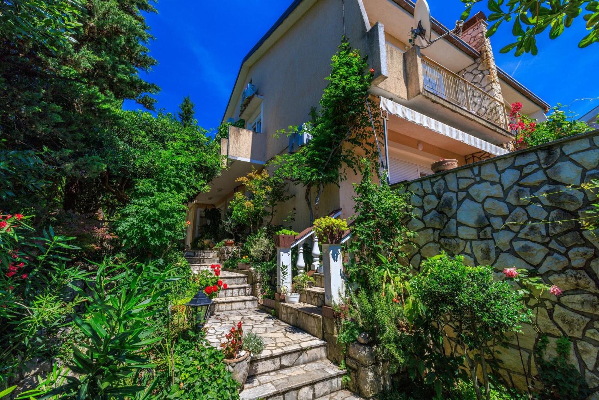 Apartments And Room Mirjana Dramalj Bagian luar foto