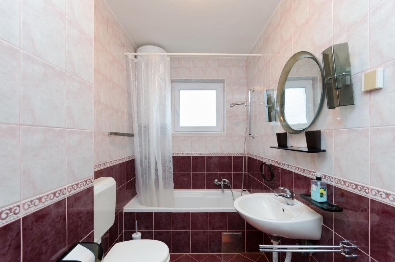 Apartments And Room Mirjana Dramalj Bagian luar foto